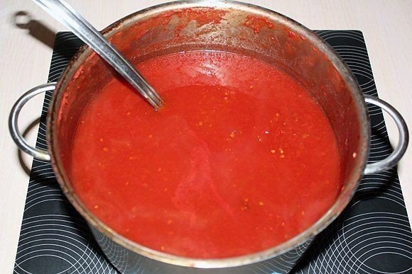 Мой любимый «Кубанский соус».Несколько лет назад, собрав большой урожай помидор, решила ...