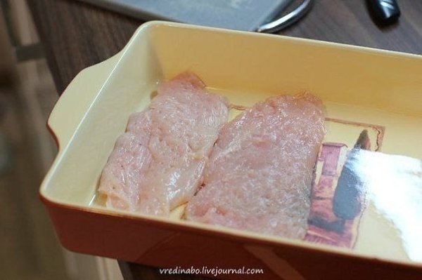 Курица под помидорами и сыром.Ингредиенты:- 2 куриные грудки- помидоры (необязательно черри, просто ... - 3