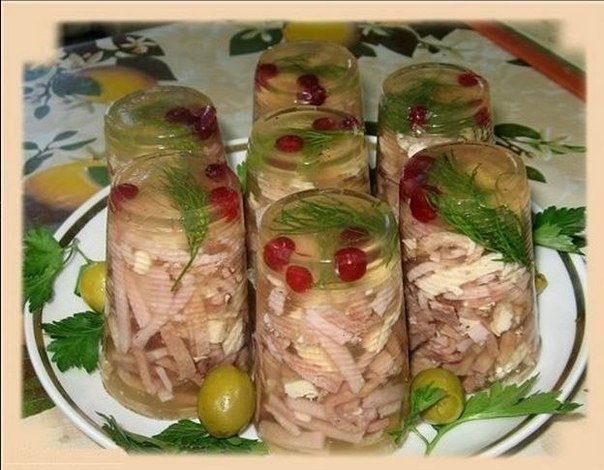 Заливное "Русское" в стаканчике.Приготовление:Сварить куриный бульон, процедить, добавить ...