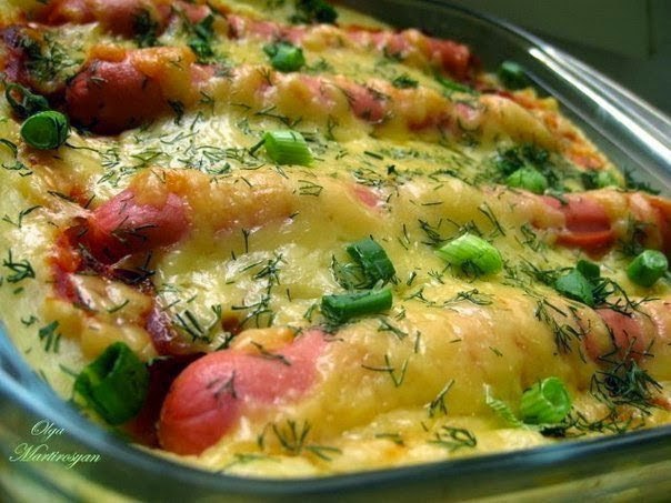 Картофельная запеканка с сосисками и сыром.Ингредиенты:-картошка 0,5 кг-1 яйцо-томатная ...