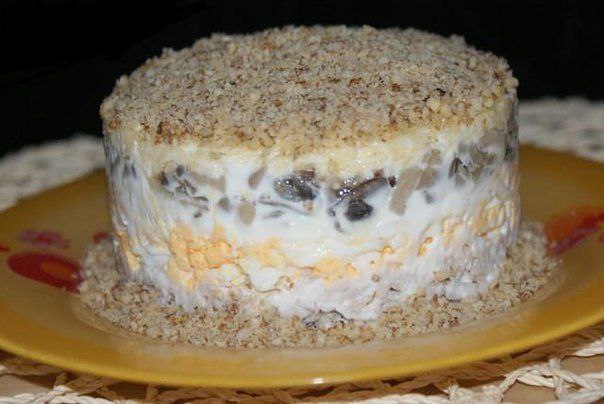 Салат с курицей и грецкими орехами.Ингредиенты:- 150 гр филе куриного- 2 яйца - 100 гр грибов- 1 лук ...