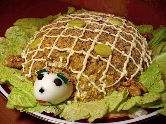 Салат «Черепаха». Ингредиенты: - яйца – 4 шт. - мясо куриное (копченое) – 150 г - лук-порей – 1 шт. ...