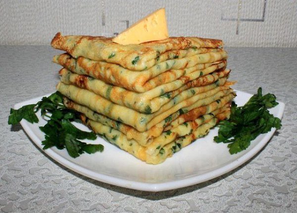 Cырные блинчики с петрушкой.Ингредиенты:Мука - 1 ст.Молоко коровье - 1.5 ст.Сыр (твердый) - 150 ...