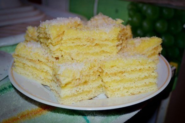 Торт Рафаэлло. Мягкий и очень вкусный. Ингредиенты: 2 яйца и 1 стакан сахара взбить, добавить 200 гр ...