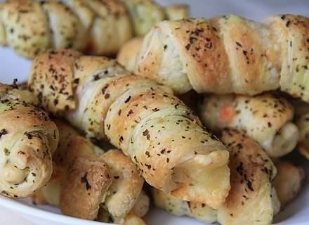 Завитушки с крабовыми палочками и сыром.Нам потребуется:Тесто слоёное 250 гКрабовые палочки 180 гСыр ... - 4