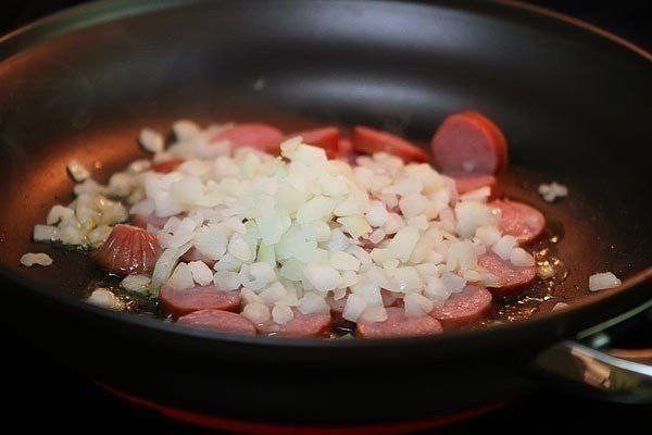 Паста с пряными колбасками.Ингредиенты:Оливковое масло — 1 ст.л. Пряные копченые колбаски — 400 г ... - 2