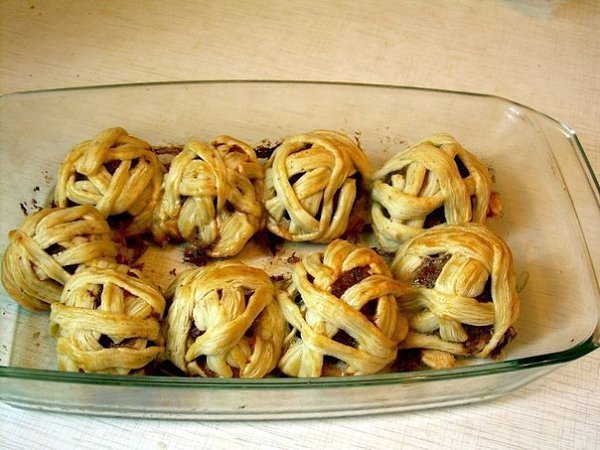 Мясные клубочки в слоеном тесте. Ингредиенты: мясной фарш – 500 гр., тесто слоеное, готовое в ...