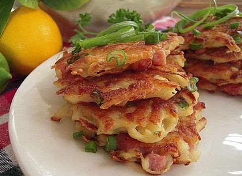 Картофельные драники с колбасой.Ингредиенты:картофель – 10 шт.колбаса вареная – 250 глук репчатый – ...