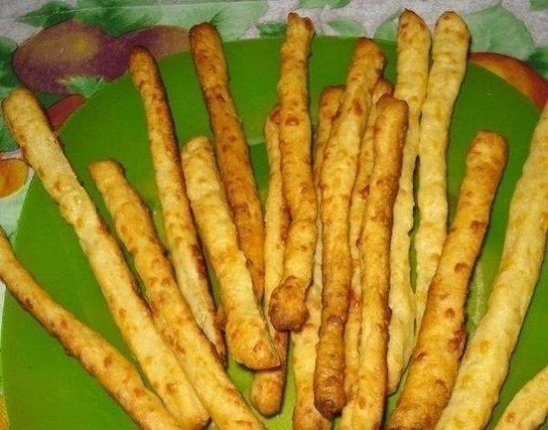 Сырная соломка за 25 минут.Ингредиенты:Сыр твердый (около 150 грамм) — 1 стак.Мука пшеничная — 1,5 ...