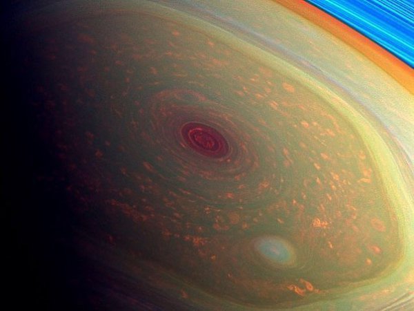 Cassini передал на землю снимки уникального шестиугольного шторма вокруг северного полюса Сатурна. ...