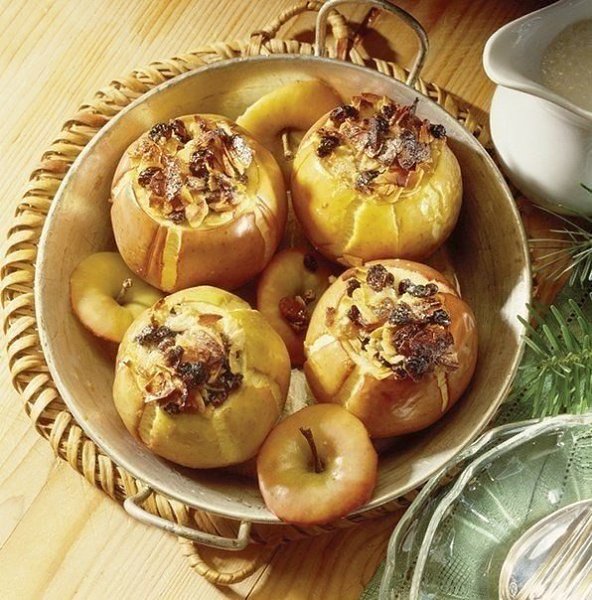 Яблоки, запеченные с орехами и медом.*На 100 гр.:Калорийность: 215 ккалУглеводы: 28,4 грЖиры: 11,4 ...