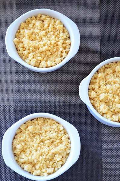 Грушево-шоколадный крамбл.Один из вариантов несложных и вкусных десертов, особенно актуален в летний ... - 7