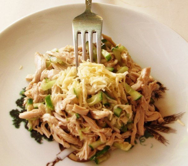 Простой салат с курицей и огурцами. Ингредиенты: 1 отварную куриную грудку 2 огурца 50г тертого сыра ...