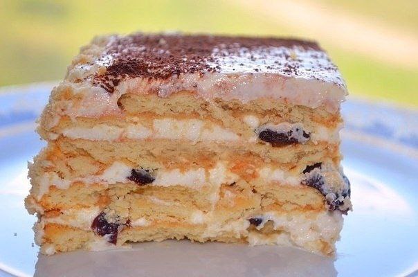 Торт без выпечки из печенья.Составпеченье 24 шт на обсыпкутворог 250 грсметана 5 ст лсахар 3 ст ...