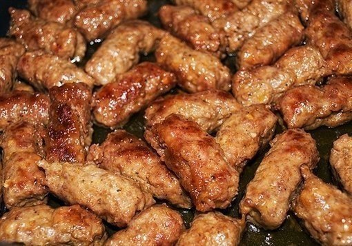 Чевапчичи. Ингредиенты: - фарш говяжий - 500 г. - лук - 1 шт. - чеснок - 2 зубчика. - майоран - 1 ...