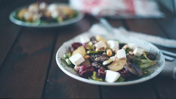 Теплый салат с куриной печенью.Ингредиенты: (на 2 порция)10 кусочков куриной печени1 небольшая груша ...