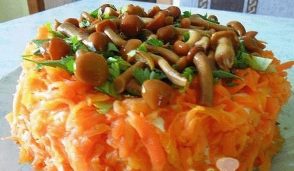 Салат «Грибное лукошко».Продукты:4-5 шт картофеля400 гр куриного филеЛук репчатый 3 штЯйца 4 ...