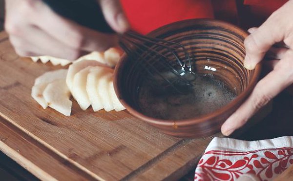 Теплый салат с куриной печенью.Ингредиенты: (на 2 порция)10 кусочков куриной печени1 небольшая груша ... - 5