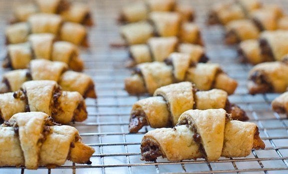 Рогалики с орешками и изюмом.Ингредиенты:белый сахар 2 ст. л.грецкие орехи 1 стаканизюм 1/2 ...