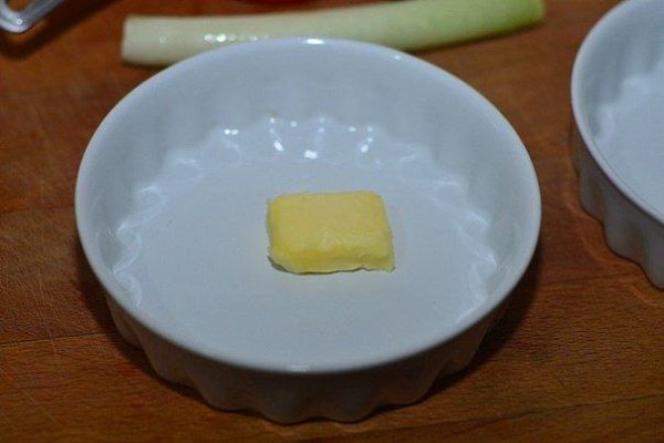 Яичница в духовке.Ингредиенты:Яйца куриные — 2 шт.Лук-шалот — 1 шт.Помидор — 1 шт.Сливки — 4 ст. ... - 2
