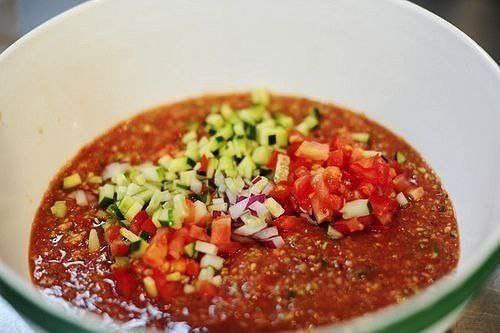 Гаспачо.спелые мясистые помидоры - 1 кгогурец - 1 шт.болгарский перец (красный, зеленый) - 2 ... - 3