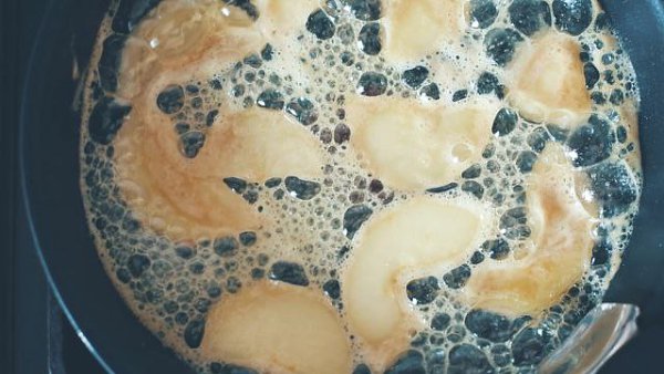 Теплый салат с куриной печенью.Ингредиенты: (на 2 порция)10 кусочков куриной печени1 небольшая груша ... - 6