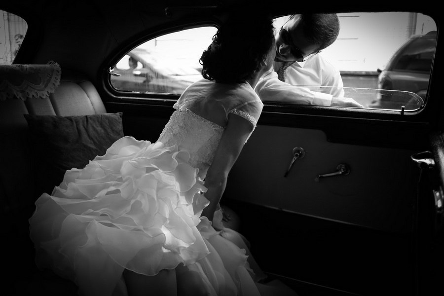 Невеста пока муж. Свадебная фотосессия с машиной. Невеста в машине. Свадьба невеста брюнетка. Машина жениха и невесты.