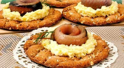 Сандвичи с рулетиками из сельди.Необходимые продукты:хлебцы - 4 тонких ломтикаяйцо - 2 шт.масло ...