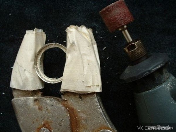 Как сделать кольцо из обычной монеты.1. Возьмите кусок стали, чтобы использовать как базу для работы ... - 6