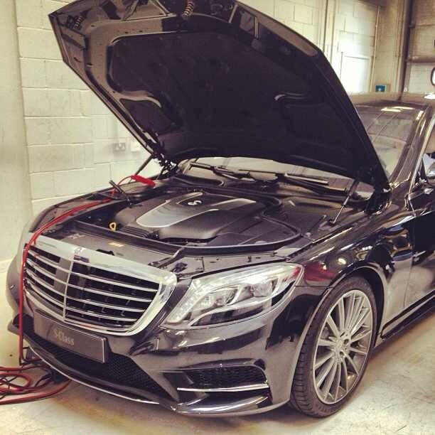 Mercedes-Benz W222 S500.)