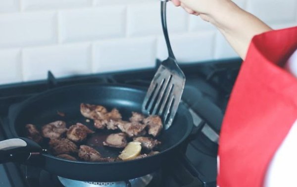 Теплый салат с куриной печенью.Ингредиенты: (на 2 порция)10 кусочков куриной печени1 небольшая груша ... - 3