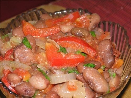 Теплый болгарский салат из фасоли.75 ккал\100 гр1,5 стакана красной фасоли, 1 сладкий перец, 1 ...