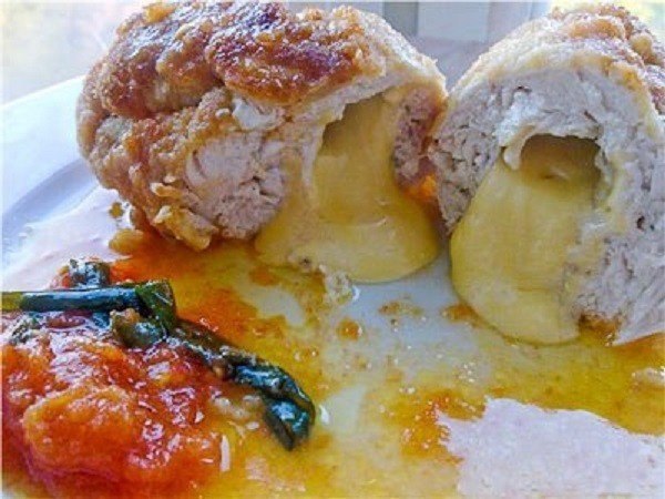 Нескучная грудка (куриная грудка с сыром в сухарях).Ингредиенты:куриная грудка - 1 шт.;сыр;травки ...