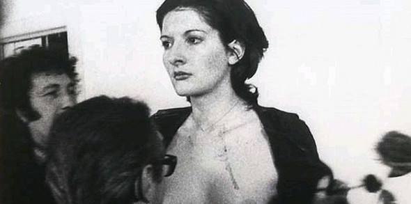 В 70-х годах Марина Абрамович провела эксперимент: она неподвижно встала в одном из выставочных ...