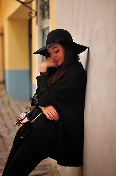 Мужчину привлекает в женщине взгляд, красивые волосы, спадающие шелковыми волнами, аромат духов, ...