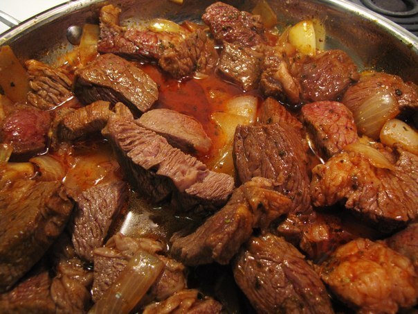 Вкусный, домашний гуляш.- мясо (говядина или свинина) - 500г,- лук репчатый - 2 шт,- мука - 1 ст. ...