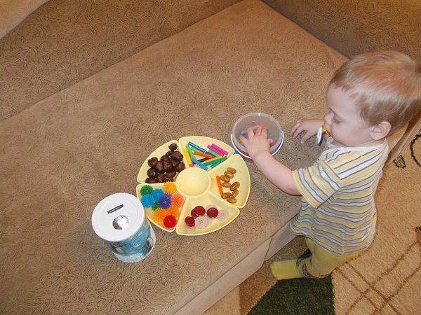 Маме в копилку.Развиваем мотрику ручек в игре.Игры с резинками для волос.Рисуем на песке или ... - 3