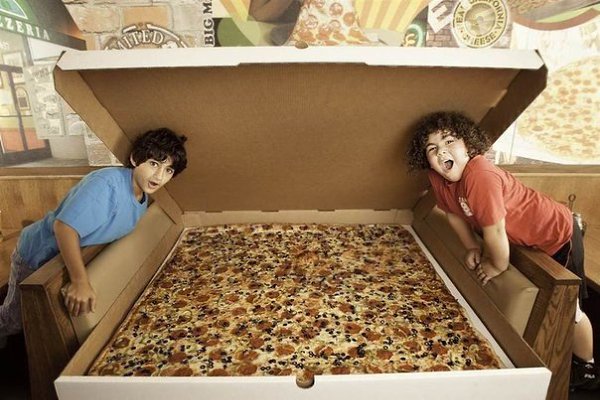 В пиццерии Big Mama’s and Papa’s Pizzeria в Лос-Анджелесе, Калифорния, вы можете заказать ...