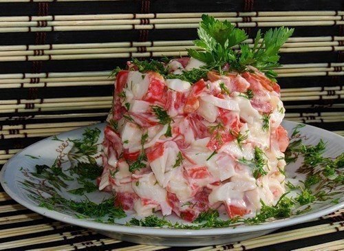 Салатик из крабовых палочек с помидорами.Ингредиенты:- Крабовые палочки - 150 гр.- Помидор - 1 шт.- ...