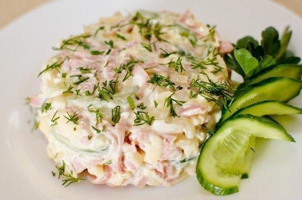 Вкусный салат с ветчиной и сыром.Ингредиенты:Ветчина – 300 грСыр твердых сортов – 200 грОтварные ...