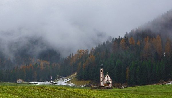 Утро в деревне Санта-Маддалена. Доломитовые Альпы, Италия.