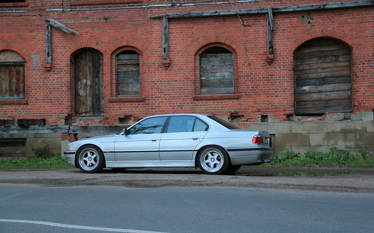 BMW 7 Series E38 - 2