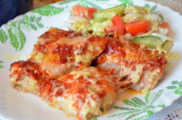 Курица под томатно-сырным соусом.Для приготовления курицы в духовке в томатном соусе вам ...