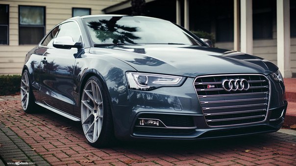 Audi S5.