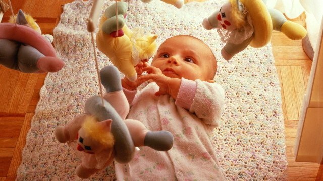 #Стихи@freshmotherssecrets.Заснули щёчки на подушке,В улыбке губки, словно мёд.И мама папе, вдруг, ...