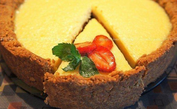 Пирог «Творожное Наслаждение».Ингредиенты:400 гр печенья150 гр масла1 яйцоклубника* — по вкусумята — ...