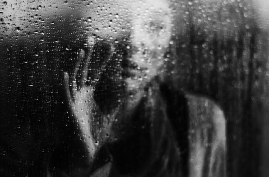 Анна Ахматова.Приходи на меня посмотреть.Приходи. Я живая. Мне больно.Этих рук никому не согреть,Эти ...