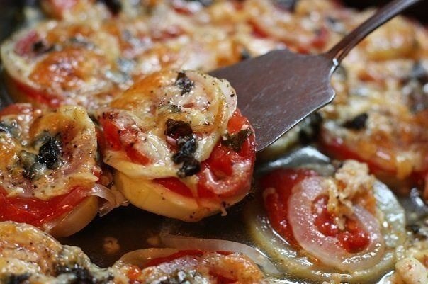 Кабачки запеченные с луком и помидорами. Ингредиенты и приготовление: Кабачки очистить и нарезать ...