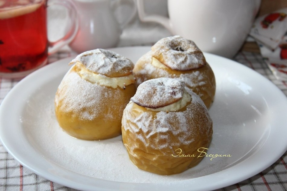 Яблоки запеченные с творогом и изюмом. Рецепт на 1 порцию: яблоки среднего размера 3 шт., творожная ...