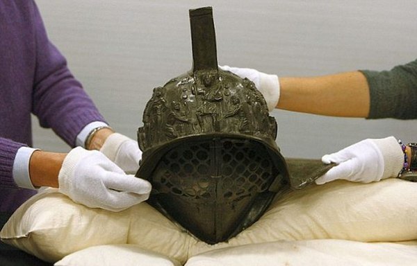 На развалинах Помпеи обнаружен шлем гладиатора, возраст находки -2000 лет.